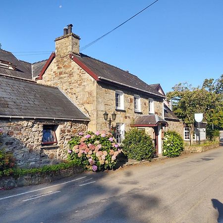 Trewern Arms Hotel Nevern Eksteriør billede