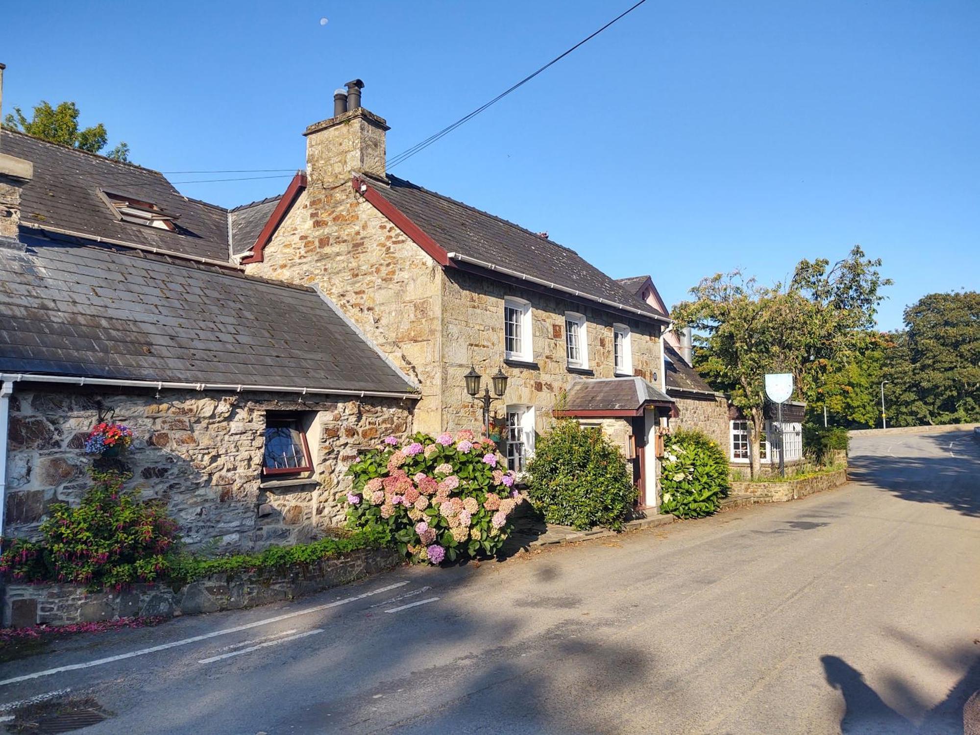 Trewern Arms Hotel Nevern Eksteriør billede